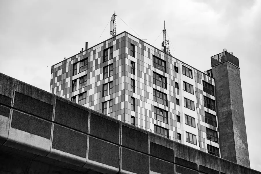 Photographie d'architecture urbaine contemporaine, façade en béton et bois — Portfolio de Joseph Leroy, photographe professionnel spécialisé en Bretagne